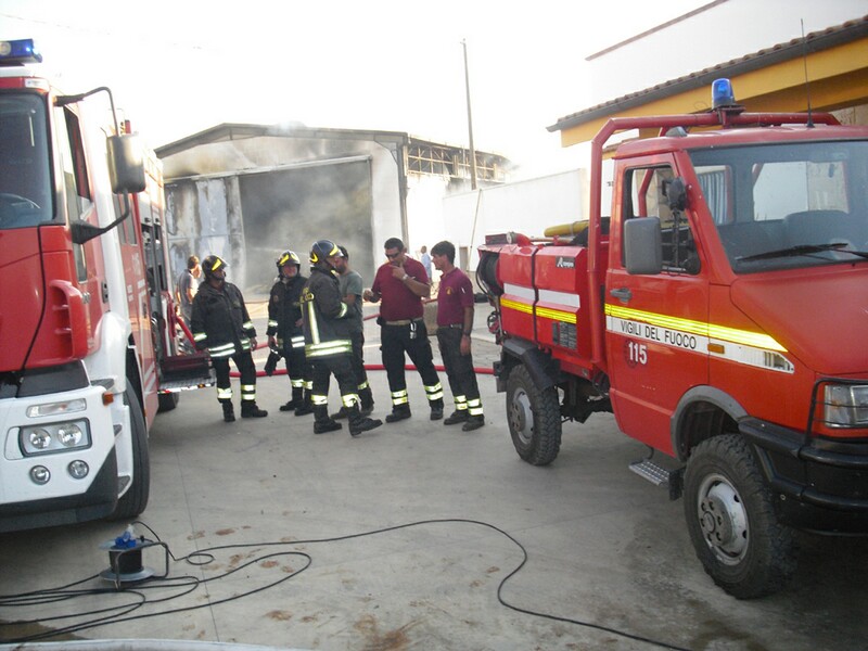 foto2c_25.8.2011-gioia_del_colle_incendio_azienda_agricola_9