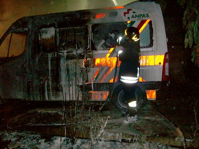 foto2c-incendio_nuova_ambulanza_di_turi_soccorso_ore_430_del_17.8.2011_danni_x_80.00000euro_11