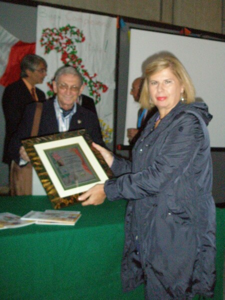 Filatelia_La_prof_Maria_D_Talenti_ritira_la_targa_del_premio