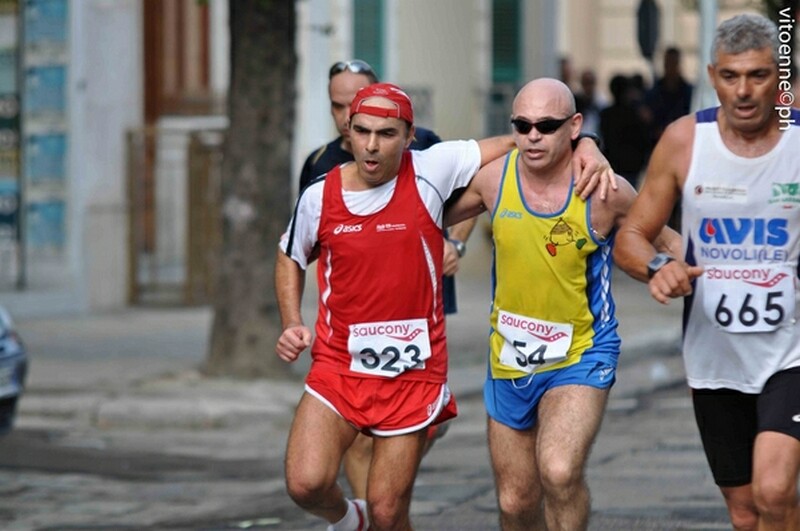 Damiano_Bitetto_atleta_Nadir_e_Giuseppe_Magnolia_atleta_Amatori_insieme_al_traguardo