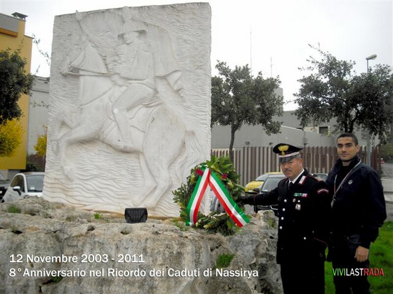 Putignano_Omaggio_ai_Caduti_di_Nassiriya-_12_11_2011-_vivi__la_strada__it_e_il_L_T_Bartolomeo_Nucci-_hanno_Poasato_una_ghirlada__dalloro_1