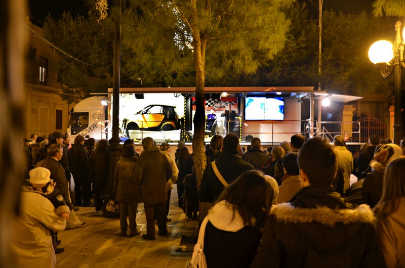 indiveri_e_il_pubblico_in_piazza_diaz__