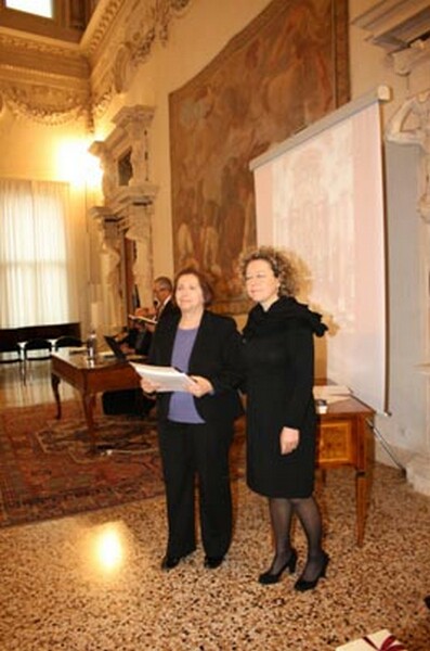 VICENZA__Il_funzionario_addetto_alla_cultura_della_Banca_Intesa_premia_lUniversit_di_Mola