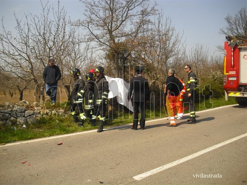 fotoVIVILASTRADA-25.3.2012-ore_1300_SP-ALBEROBELLO_MONOPOLI_-INCIDENTE_MORTALE_5