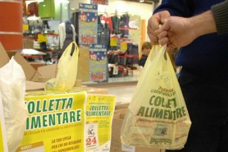 colletta_alimentare_scambio_sacchettoR400