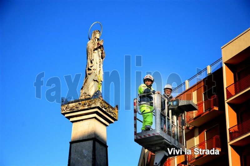 foto-vivilastrada-__Omaggio_della_Palma_Benedetta_alla_Madonna_10