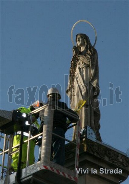foto-vivilastrada-__Omaggio_della_Palma_Benedetta_alla_Madonna_3