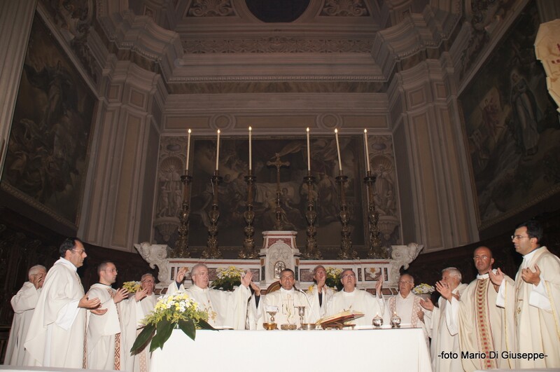 tutti_i_sacerdoti_sull_altare_x_don_biagio_lavarra