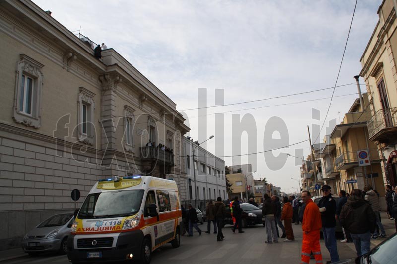 ritoli_minaccia_di_buttarsi_dal_tetto_ospedale_conversano