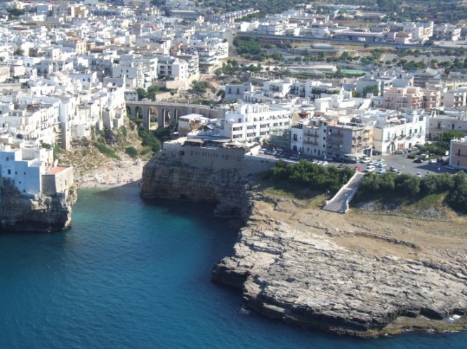 The-cliff-top-city-of-Polignano-a-Mare-665x498