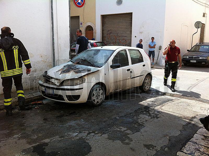 auto_in_fiamme_via_trieste_marchiata