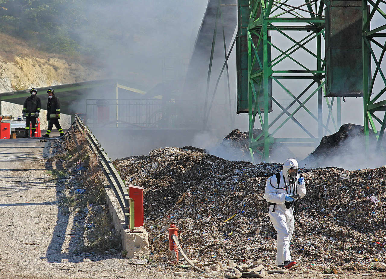 Il nucleo NBCR dei VV.F. in una discarica (foto d'archivio)