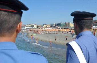 carabinieri in spiaggia-340x222