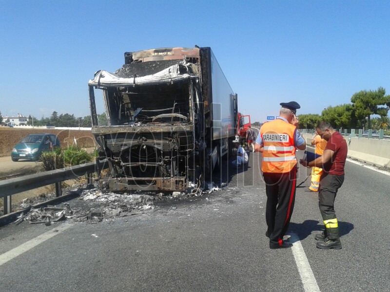 camion incendiato 1