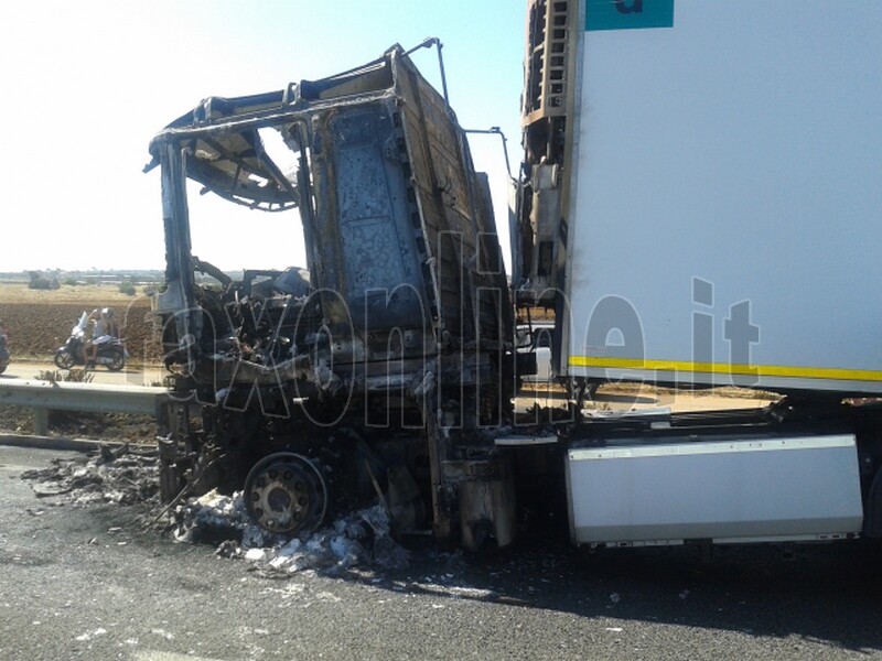 camion incendiato 2