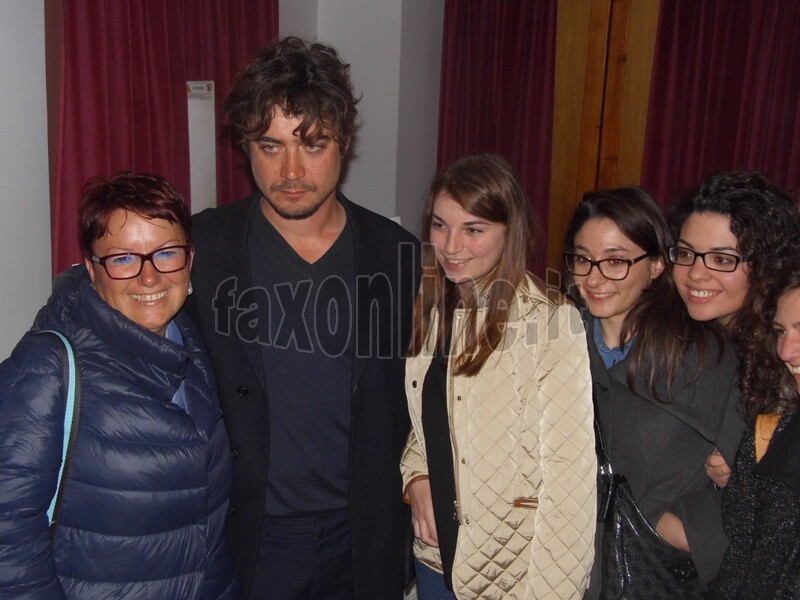 scamarcio-foto di gruppo fan