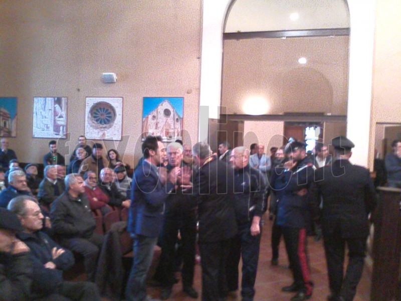 disordini in consiglio OK