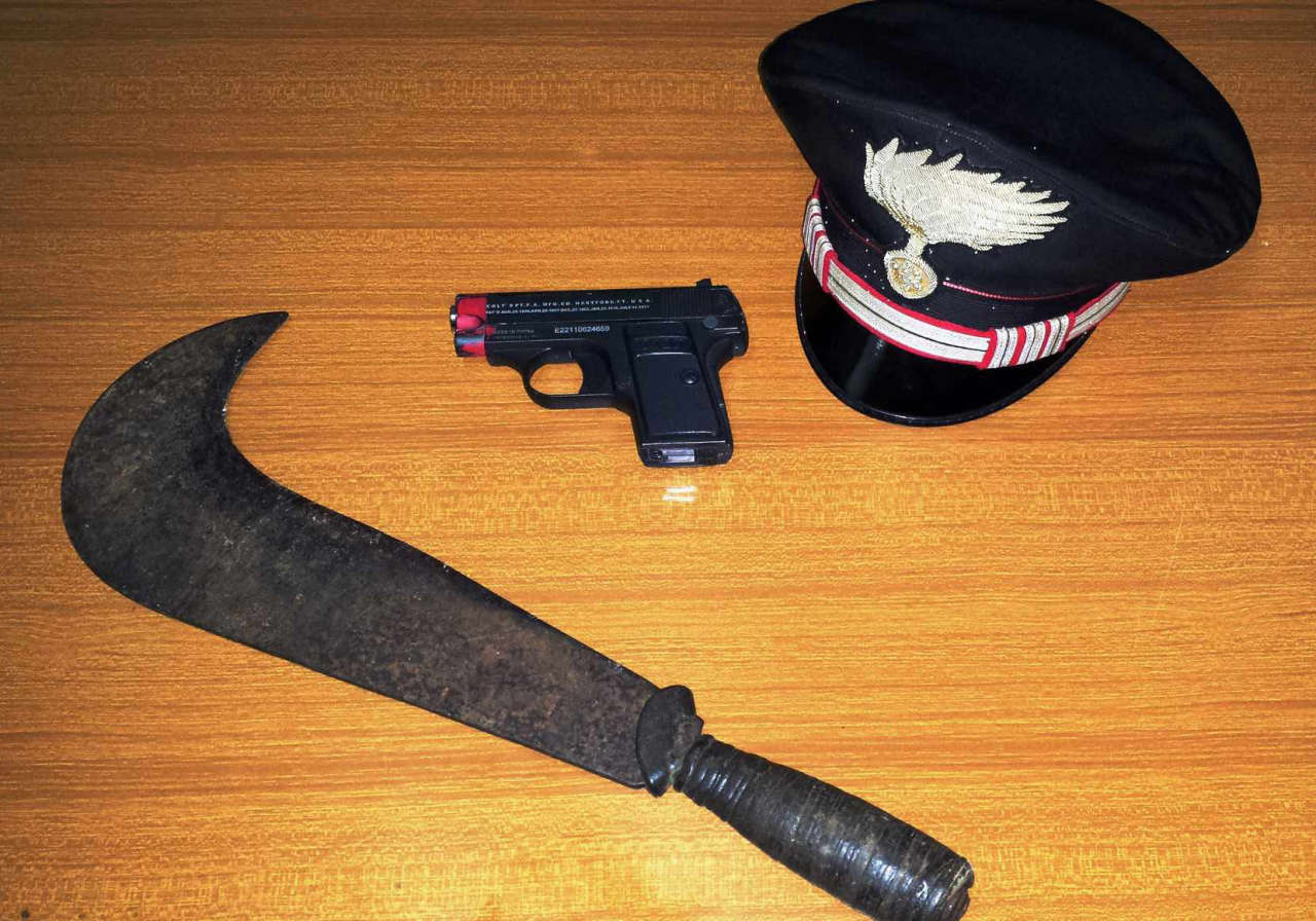 Noci la pistola scacciacani e la roncola sequestrate