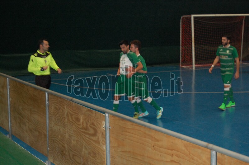 MP Futsal pareggio in extremis col Turi GIANNUZZI   FESTEGGIA IL MOMENTANEO 1-0 copia