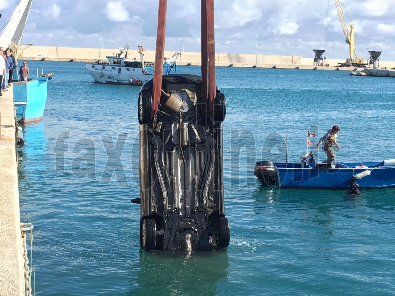 auto finisce in mare