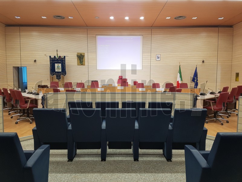 sala consiliare vuota