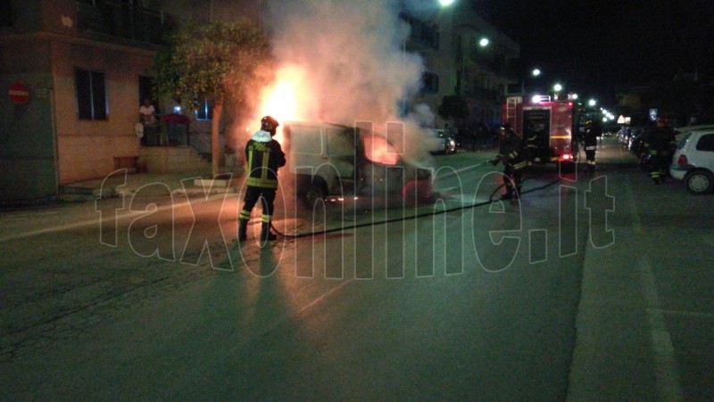 auto in fiamme copia