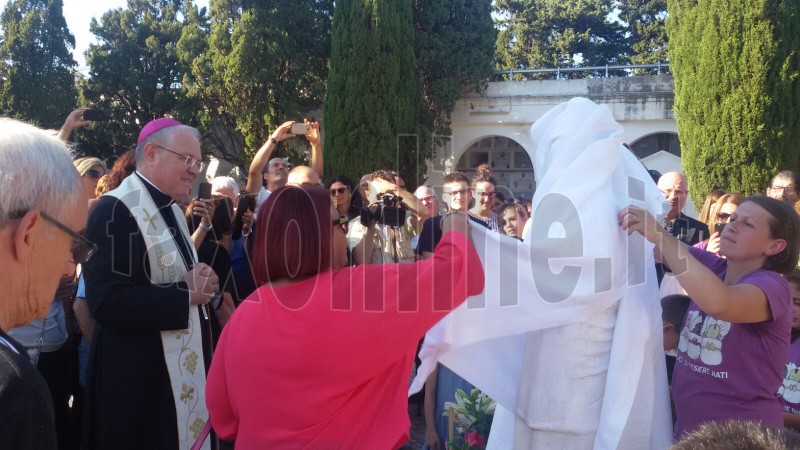 benedizione statua cimitero