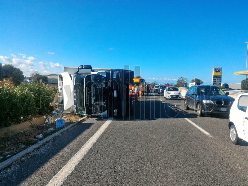 autocarro ribaltato