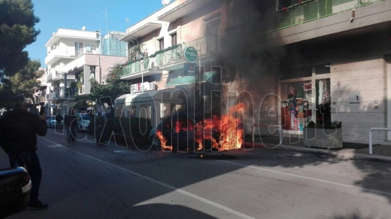 auto in fiamme vittorio veneto