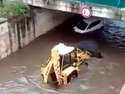 mola auto sottopasso