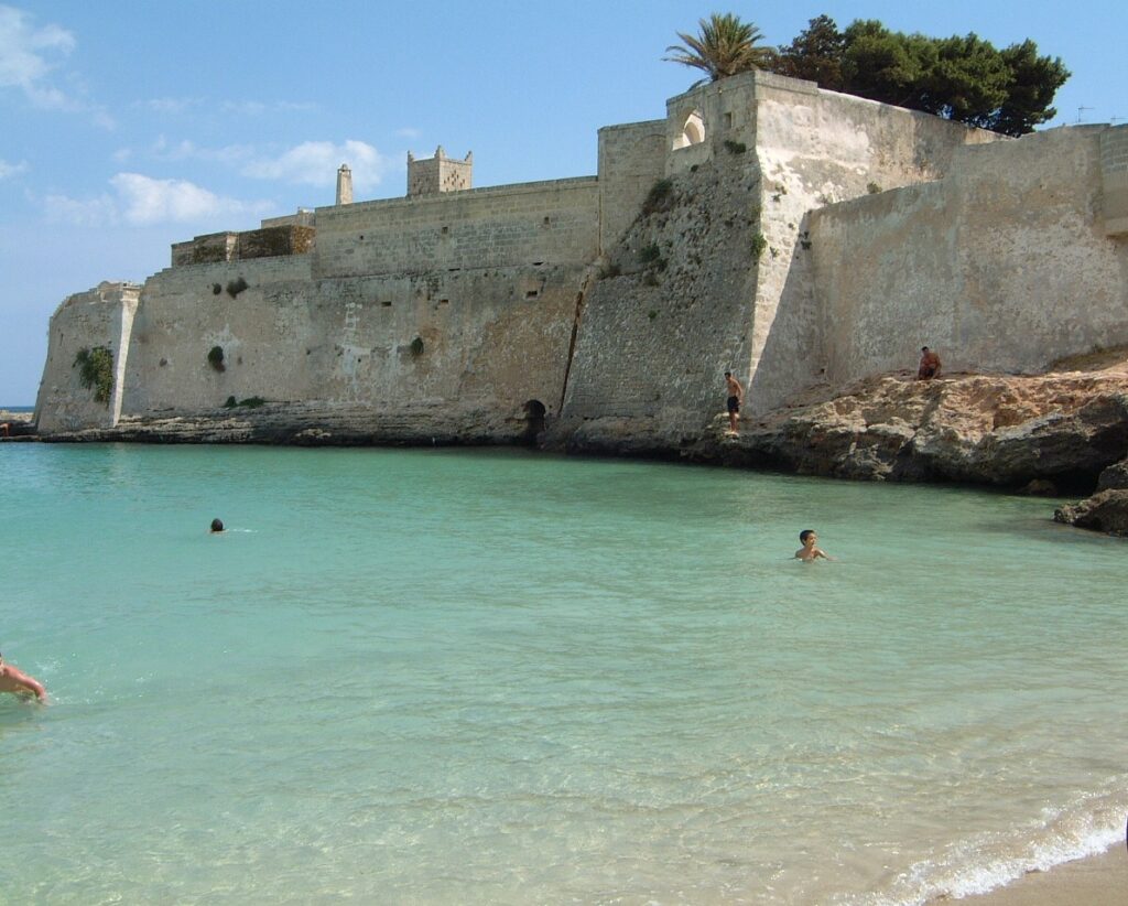 Monopoli, spiaggia e castello di Santo Stefano