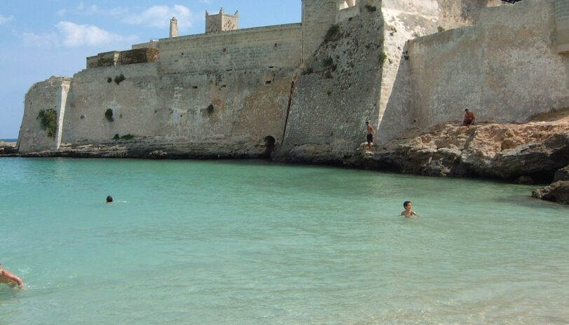 Monopoli, spiaggia e castello di Santo Stefano
