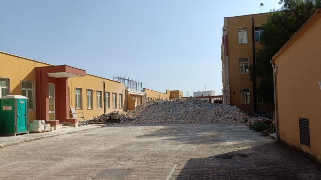 Immagine delle macerie dell'istituto "Luigi Pinto"