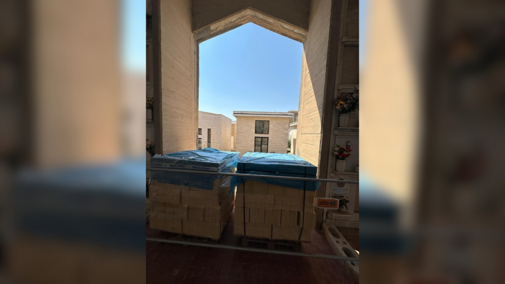 Immagine del cimitero di Gioia del Colle dove sono in corso i lavori per 70 loculi nuovi