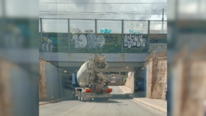 Betoniera incastrata a Mola di Bari sotto il ponte di via Manzoni