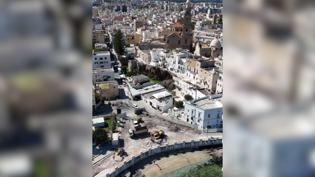 Monopoli, veduta dall'alto di Porta Nuova, zona storica interessata da lavori