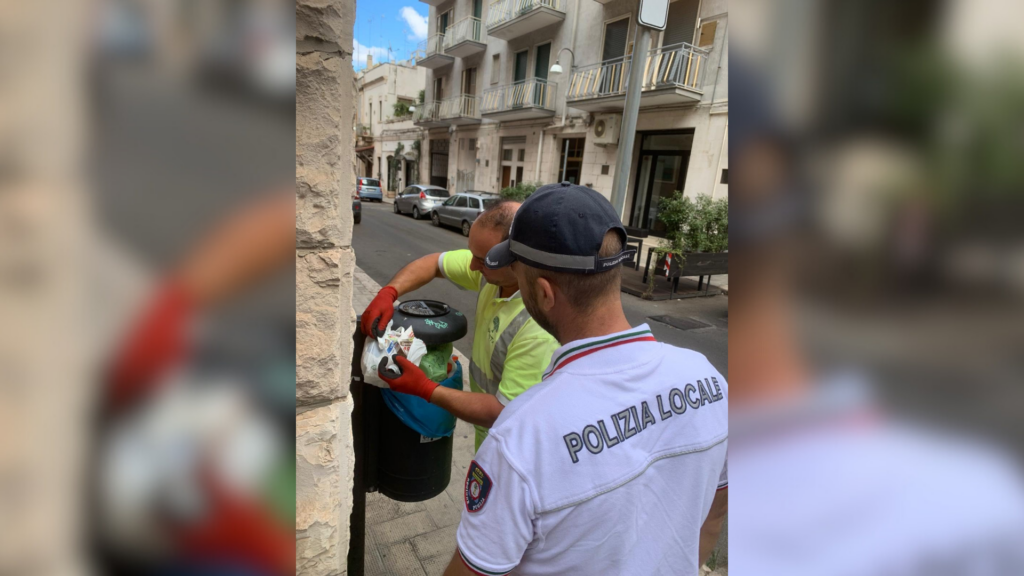Polizia locale e operatori ecologici che controllano i cestini stradali a Putignano