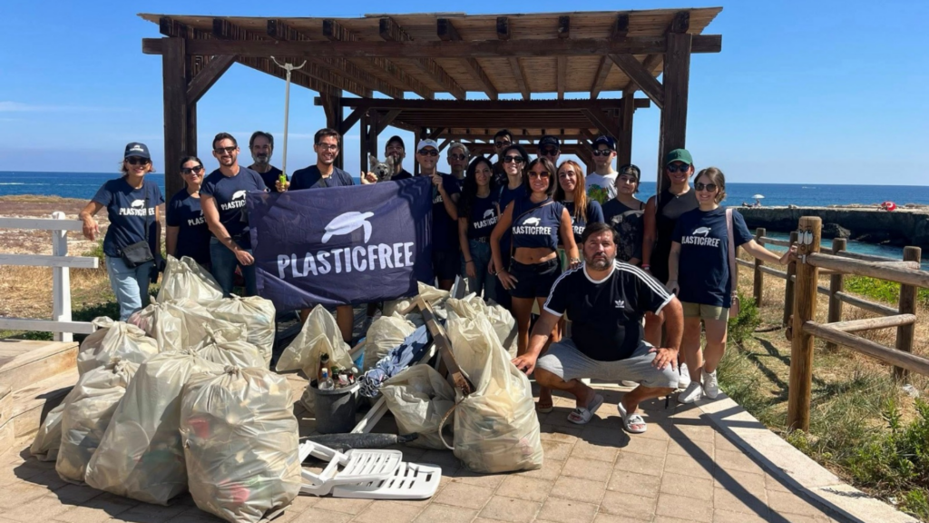 Volontari di Plastic Free che hanno ripulito cala monaci a Monopoli