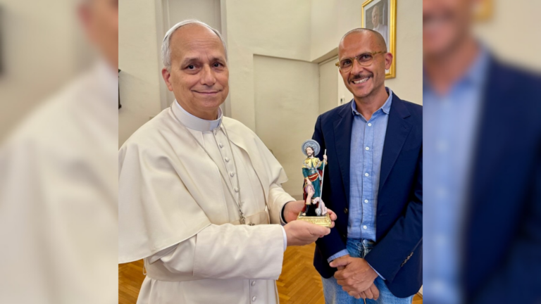 Papa Leone XIV che riceve la statuetta di San Rocco santo patrono del comune di Noci