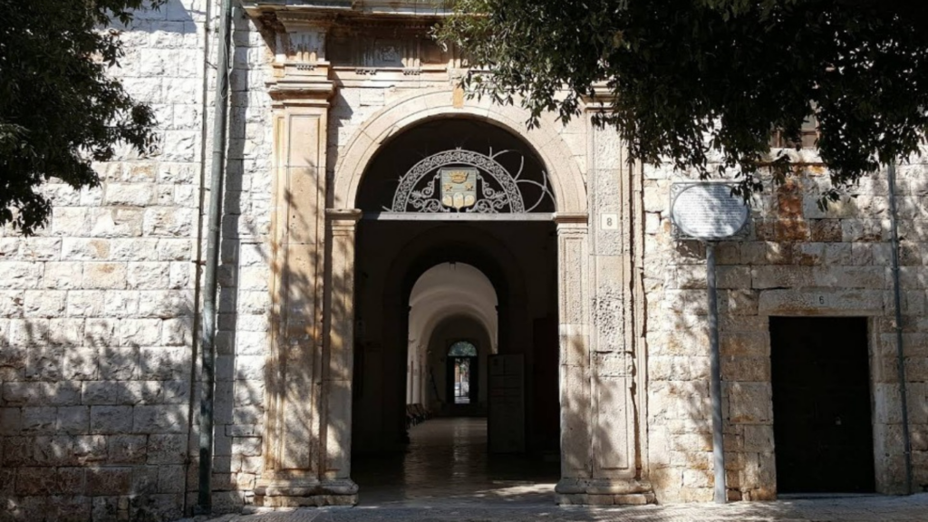 Entrata del Comune di Putignano dove si riunisce la giunta comunale